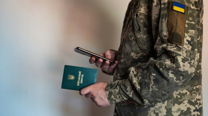 Нові правила виїзду за кордон для чоловіків 18-22 років – у запитаннях та відповідях