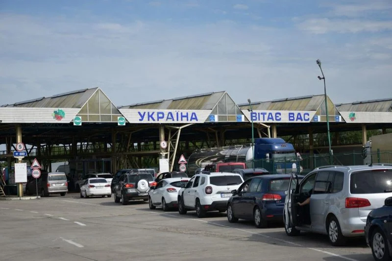 Нові правила виїзду чоловіків за кордон: як розуміти норму «до 22 (включно)»?