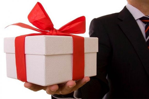 Подарунки працівникам: податківці нагадали правила оподаткування