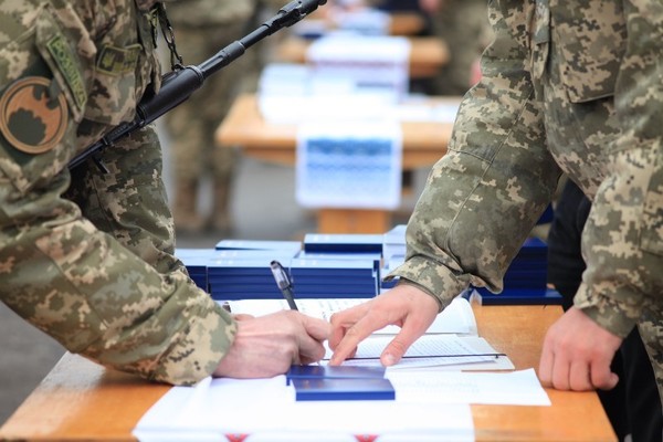 ФОП, прийнятих на військову службу за контрактом, пропонують звільнити від ЄСВ