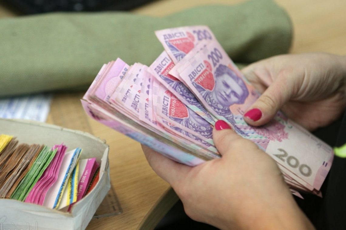 Рік з новою мінімальною зарплатою: як це вплинуло на життя українців та хто розбагатів