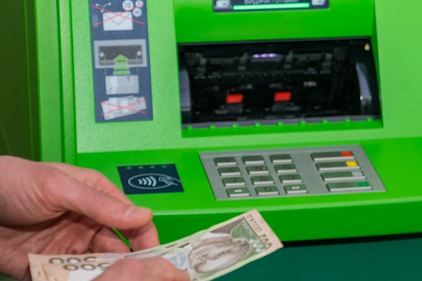 Увага! Частина терміналів ПриватБанку не приймають банкноти 500 і 1000 грн